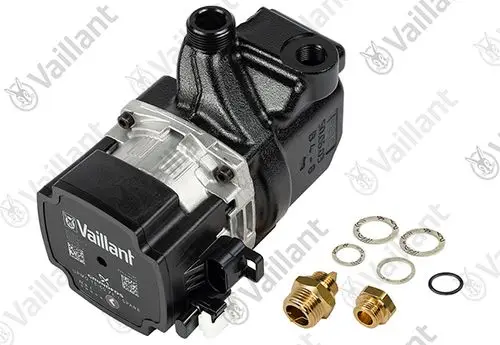 Vaillant Pumpe mit angeschlossenem Motor, mehreren Anschlussanschlägen und Zubehörteilen wie Dichtungen und Gewindeadaptern auf heller Hintergrund.
